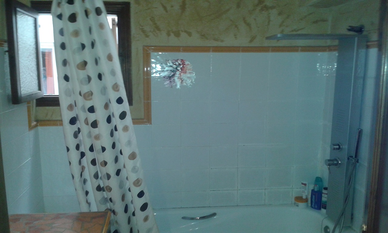 baño rustico con ducha hidromasaje y jakuzzi